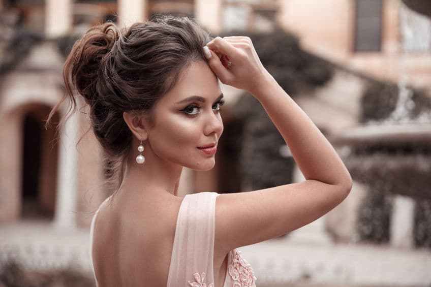 Ahora que ya sabes cuáles podrías utilizar dependiendo tu rostro y facciones, es importante que aprendas en qué ocasión debes usarlos, de acuerdo al material y el tipo.