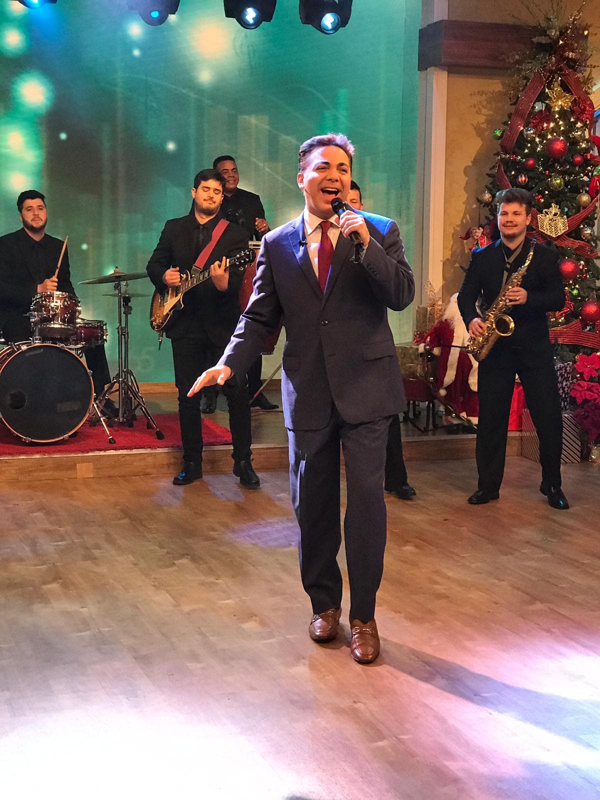 Sin entrar en más detalles, el cantante dijo sobre el amor: “He tenido tanta suerte, que la he desperdiciado” y aseguró que de todos sus amores el que más le ha dolido perder fue uno que Luis Miguel le robó.