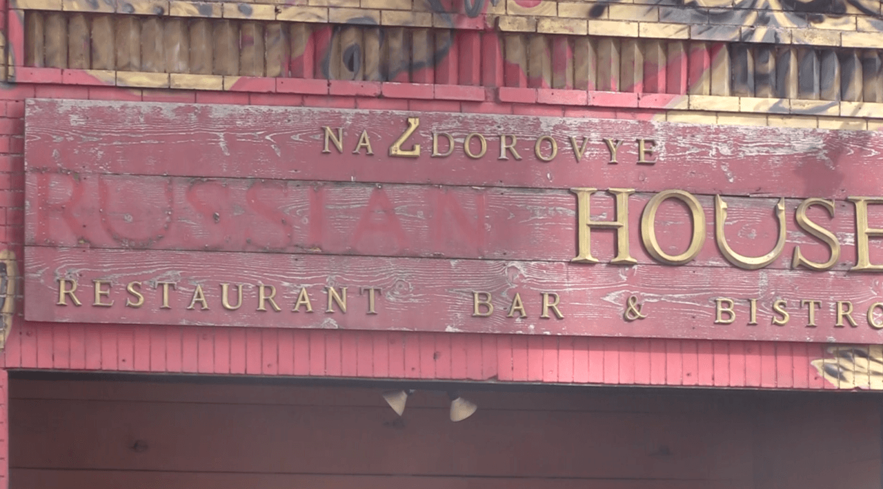 “Representa solidaridad”: Dueña de restaurante 'Russian House' cambia el nombre ante conflicto en Ucrania 