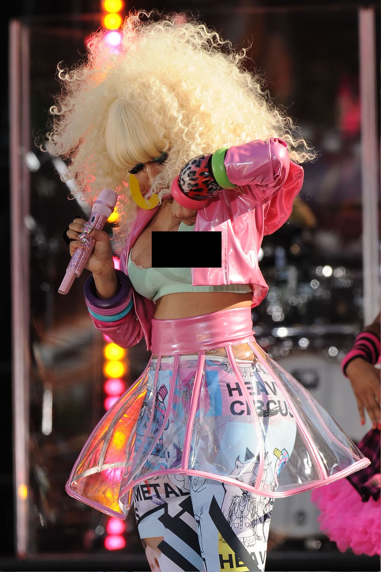 Después de un rato, parece que la cantante sintió aire de más en esa zona y corrió a acomodar su top.