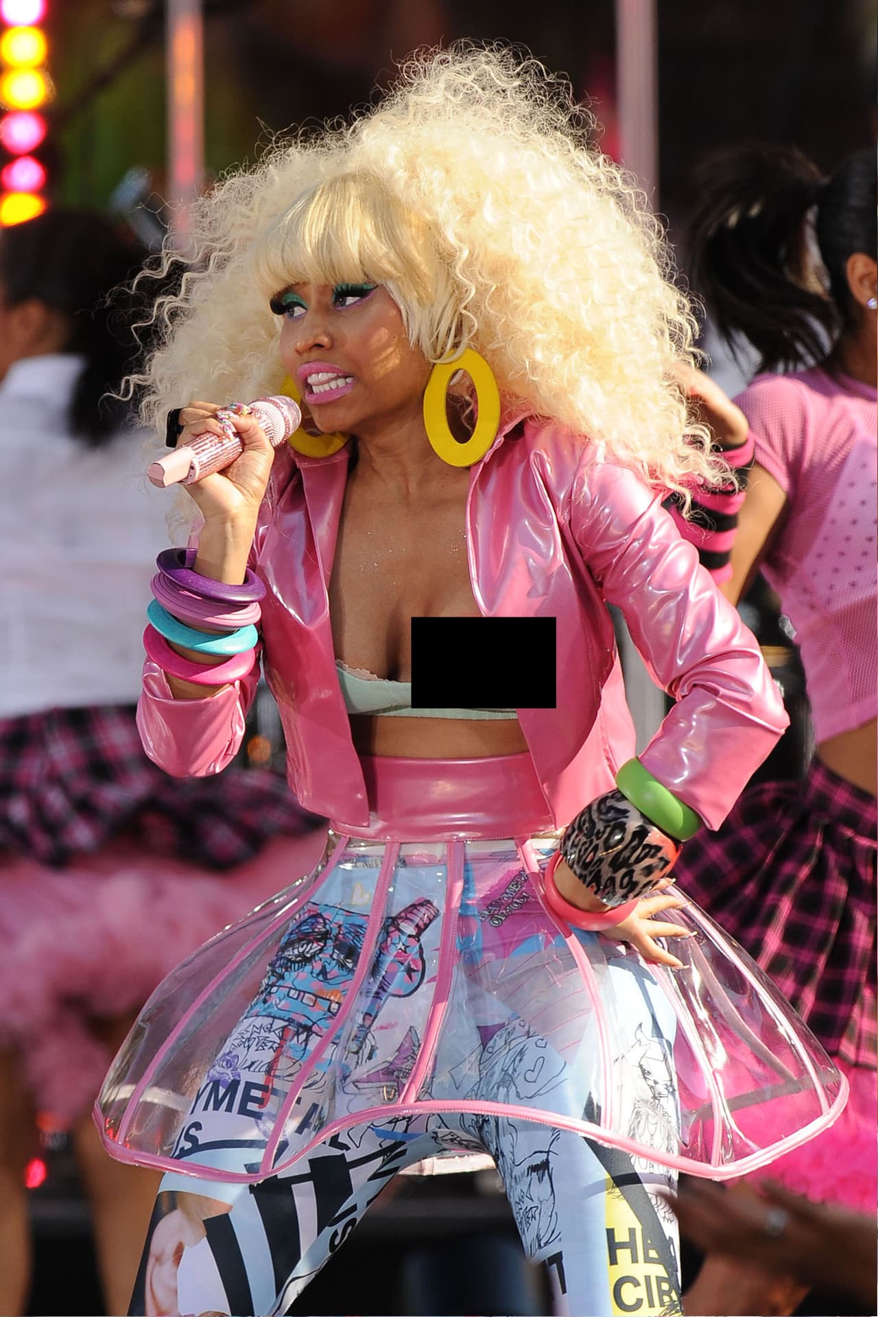 En pleno show una de sus 'bubs' se puso juguetona... ¡Y se le salió!