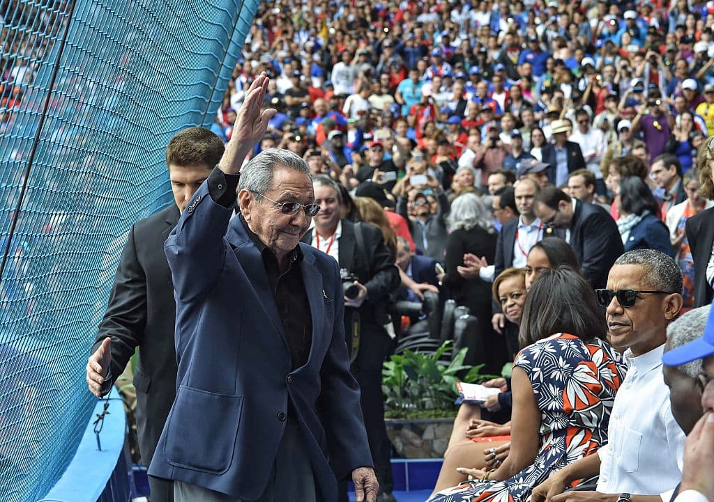 El mandatario Raúl Castro saludó a los cubanos que acudieron a ver el partido de béisbol, la última actividad prevista en la histórica visita de Obama a La Habana. (Foto GettyImages)
