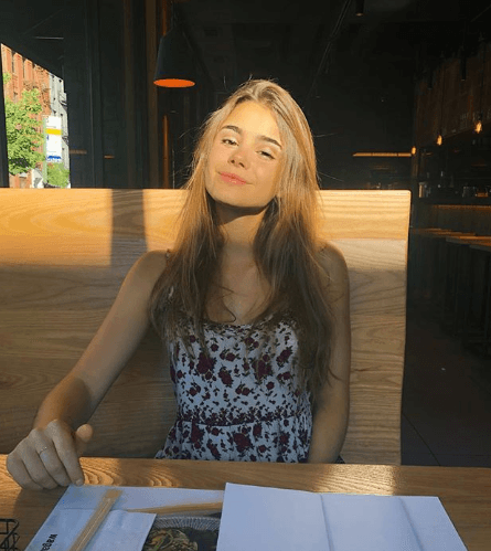 Tiene un estilo fresco y jovial.