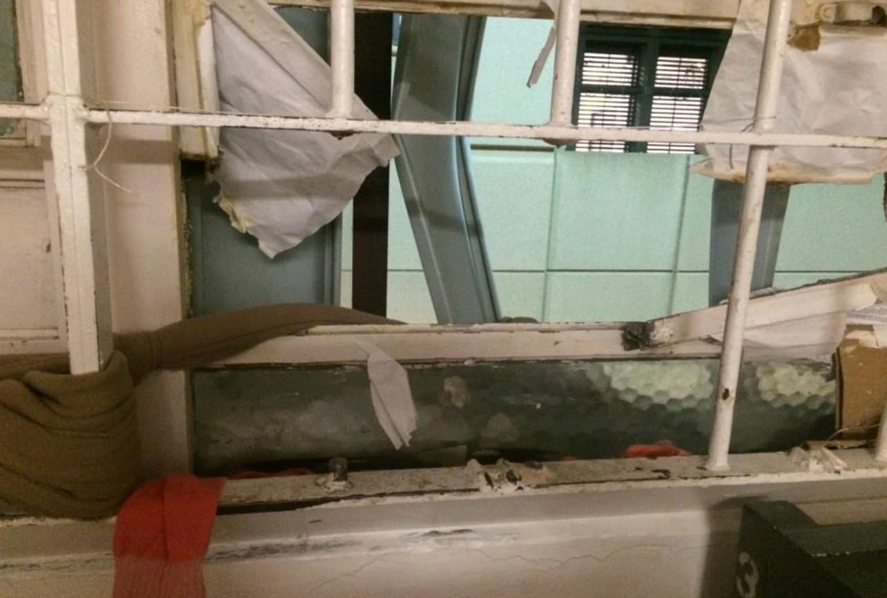 Una vez que cortaron las barras, los fugitivos usaron sábanas para crear una cuerda y bajar por la ventana de la segunda planta del edificio.