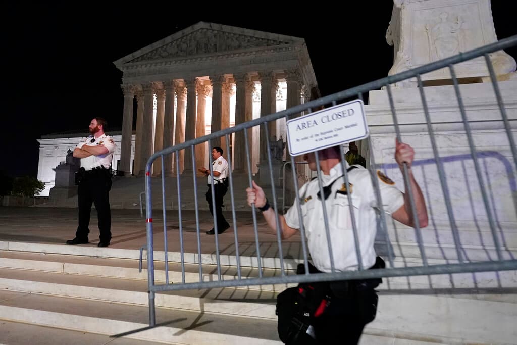 La policía colocó barridas frente a la sede de la Corte Suprema ante la llegada de manifestantes inconformes con el supuesto borrador que deroga el derecho al aborto en EEUU. Una portavoz de la Corte dijo a los medios que el tribunal no tenía comentarios al respecto de la filtración.