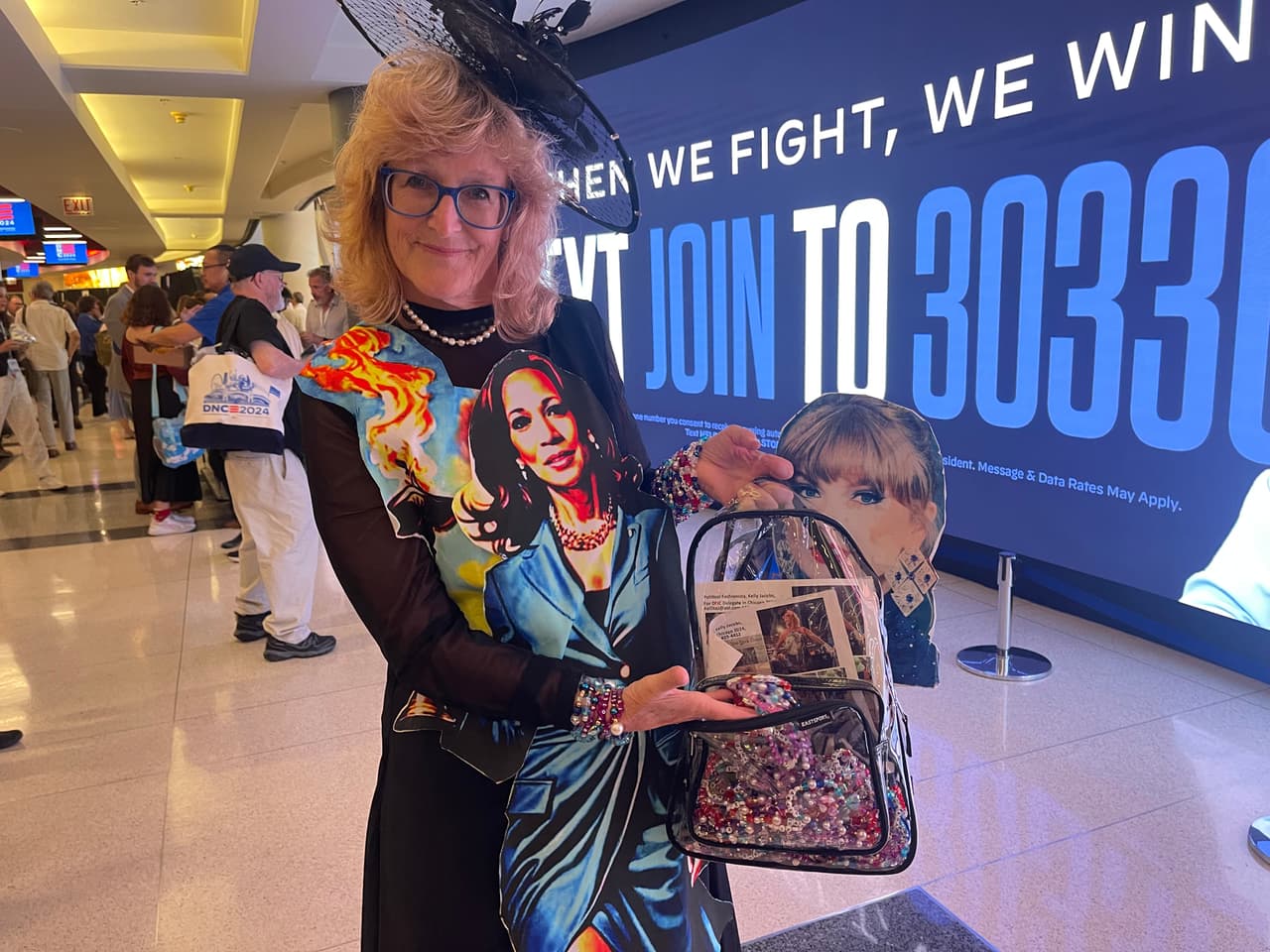 <b>Kelly Jacobs</b>, delegada demócrata, 
<b>llegó a <a href="https://www.univision.com/local/chicago-wgbo/hacemos-politica-divertida-creadores-de-contenido-hispanos-hablan-desde-la-convencion-democrata-video" target="_blank">Chicago</a> desde Mississippi</b>, con la tendencia de 
<b>los seguidores de Taylor Swift</b> que se ha vuelto viral; se intercambian pulseras en sus conciertos, que ellos mismos hacen.