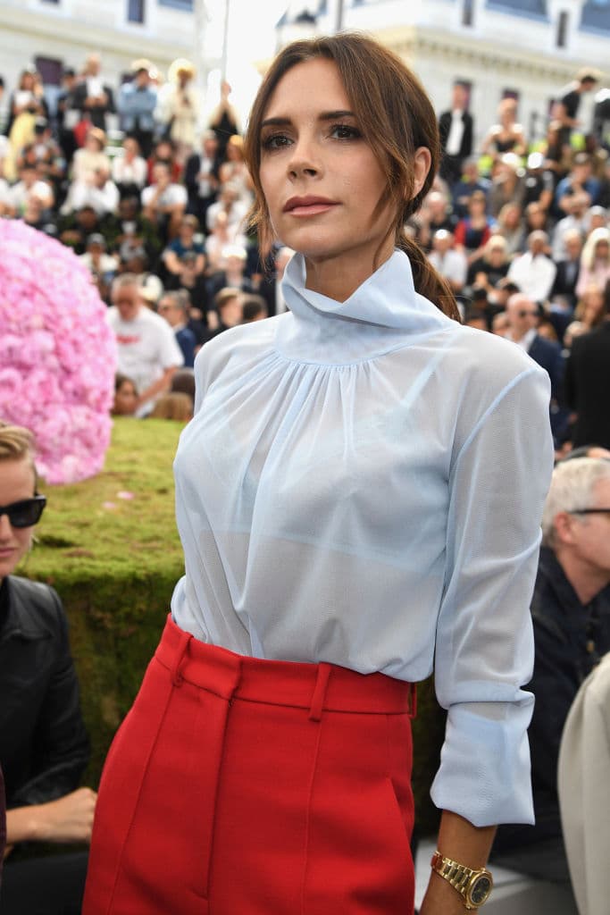 Victoria Beckham: en una entrevista con ‘Allure’ reveló que “era diferente a los demás niños en la escuela. Realmente no se lo deseo a ningún niño, porque fue horrible”.