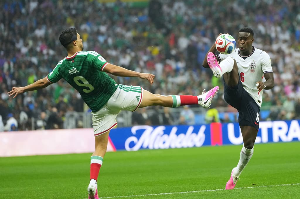 Marc Guéhi de Inglaterra arrebata el balón a Raúl Jiménez de México.