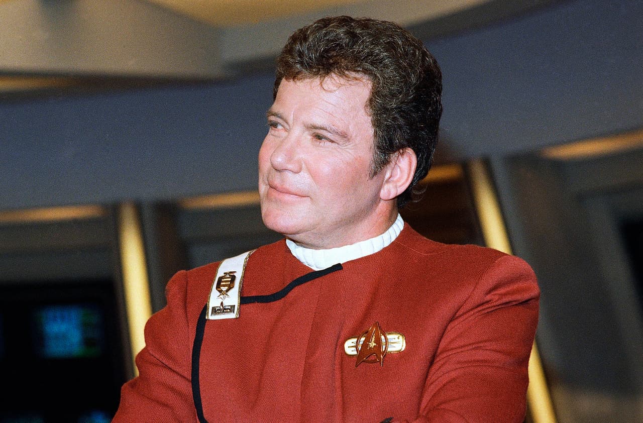 William Shatner en 1988, durante el rodaje de una de las películas de ‘Viaje a las Estrellas’. La presentación de este programa decía que el ‘Enterprise’, la nave espacial que conducía el ‘capitán Kirk’, tenía la misión de llegar a los confines de la galaxia a donde el ser humano no había llegado jamás.
<br>
<br>A sus 90 años, Shatner llegó a donde ningún otro actor de ciencia ficción ha llegado hasta ahora. Es la persona de mayor edad en realizar un viaje de este tipo.
<br>