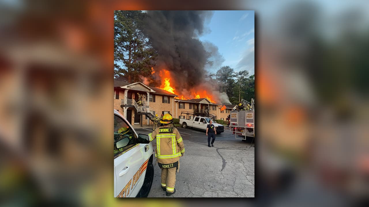 El incendio en el complejo de Apartamentos Rockbridge Court en Norcross destruyó 12 unidades habitacionales dejando sin vivienda a 40 personas.