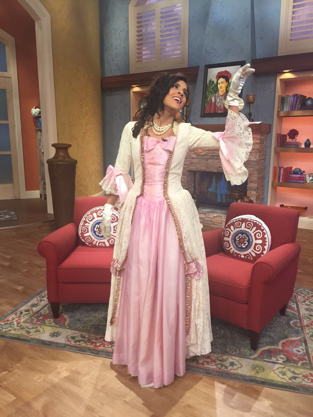 Muy en su papel nos envió a todos un saludo.