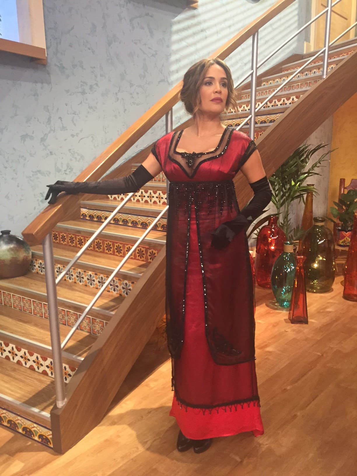 Esta dama luce muy seria y elegante.