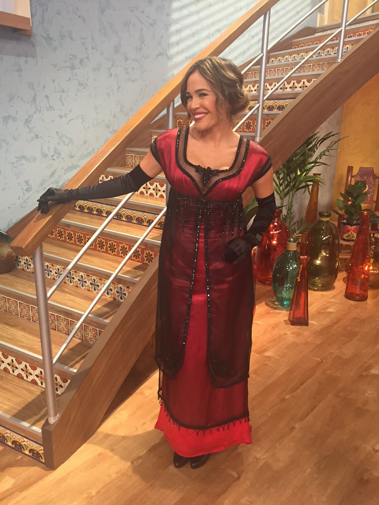 Karla Martínez eligió este bello vestido rojo para la ocasión.