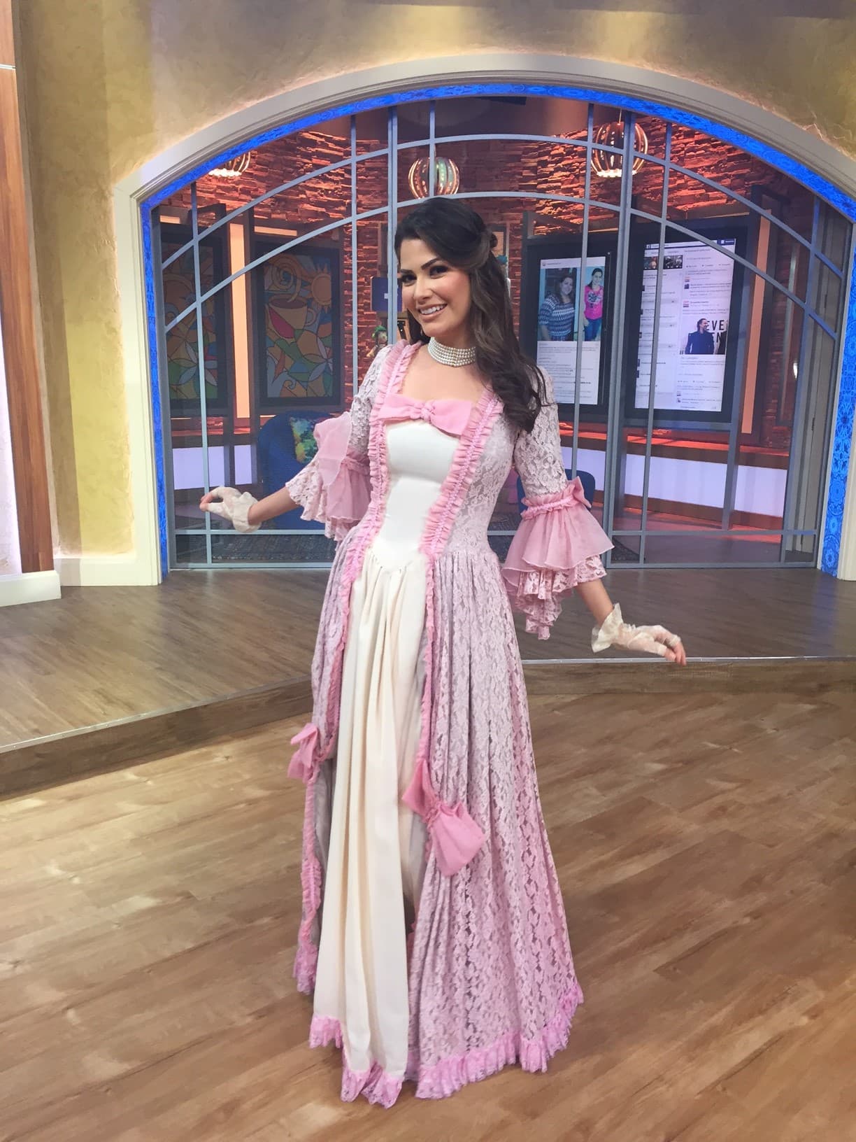 El vestuario de esta guapa damisela es muy romántico.