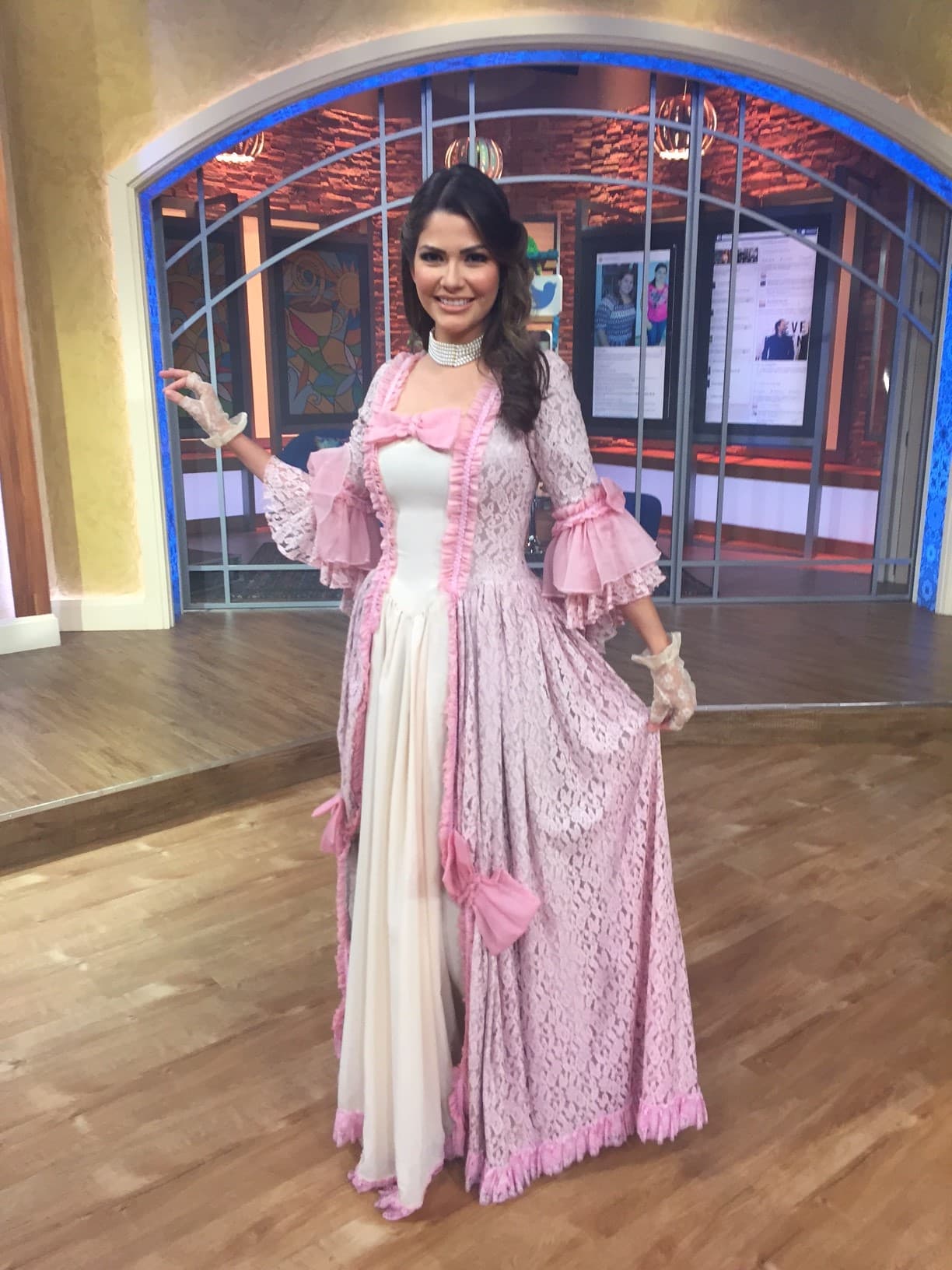 Ana Patricia se ve muy bien con esos encajes rosas.