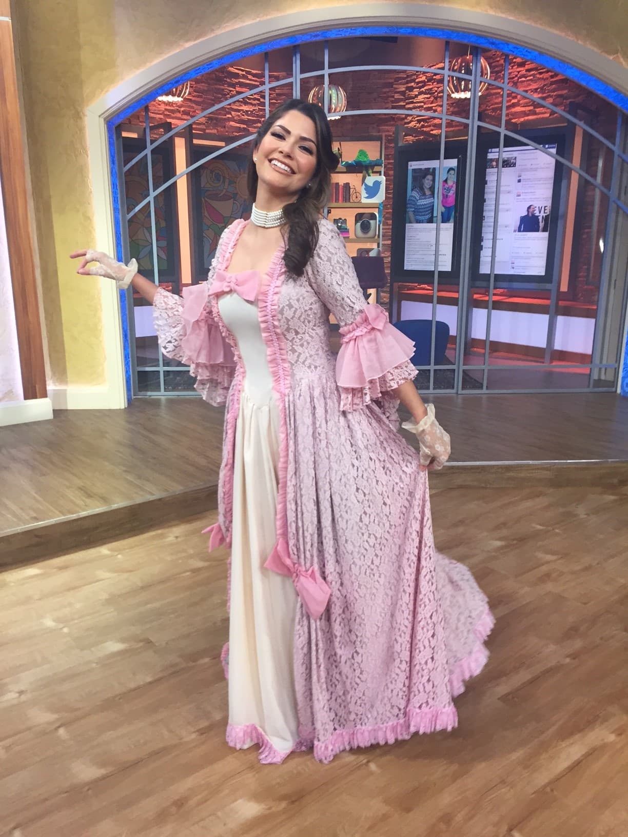 Muy coqueta luciendo su vestido de época.