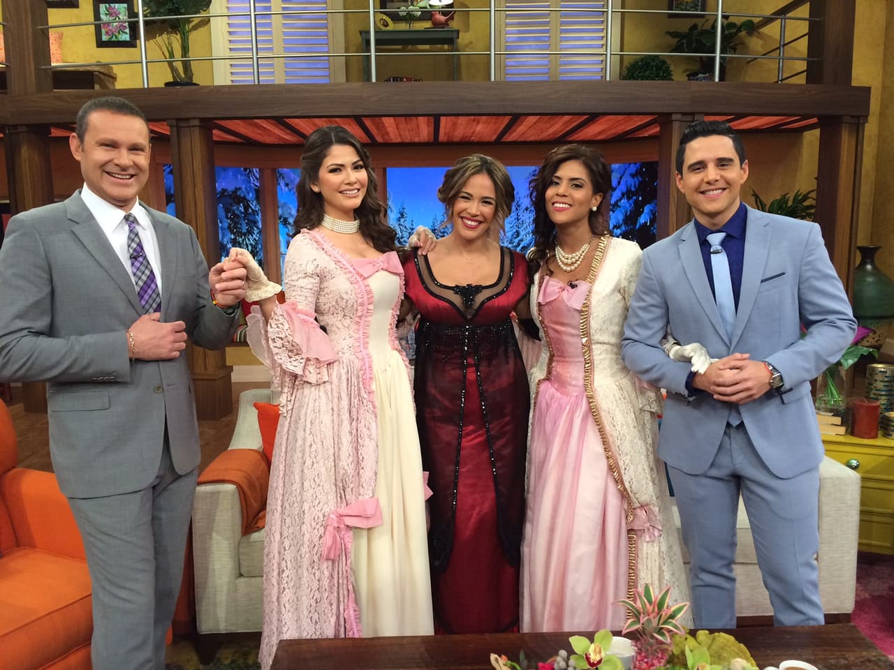 Alan Tacher y Alejandro Chabán muy bien acompañados de unas bellas damiselas.