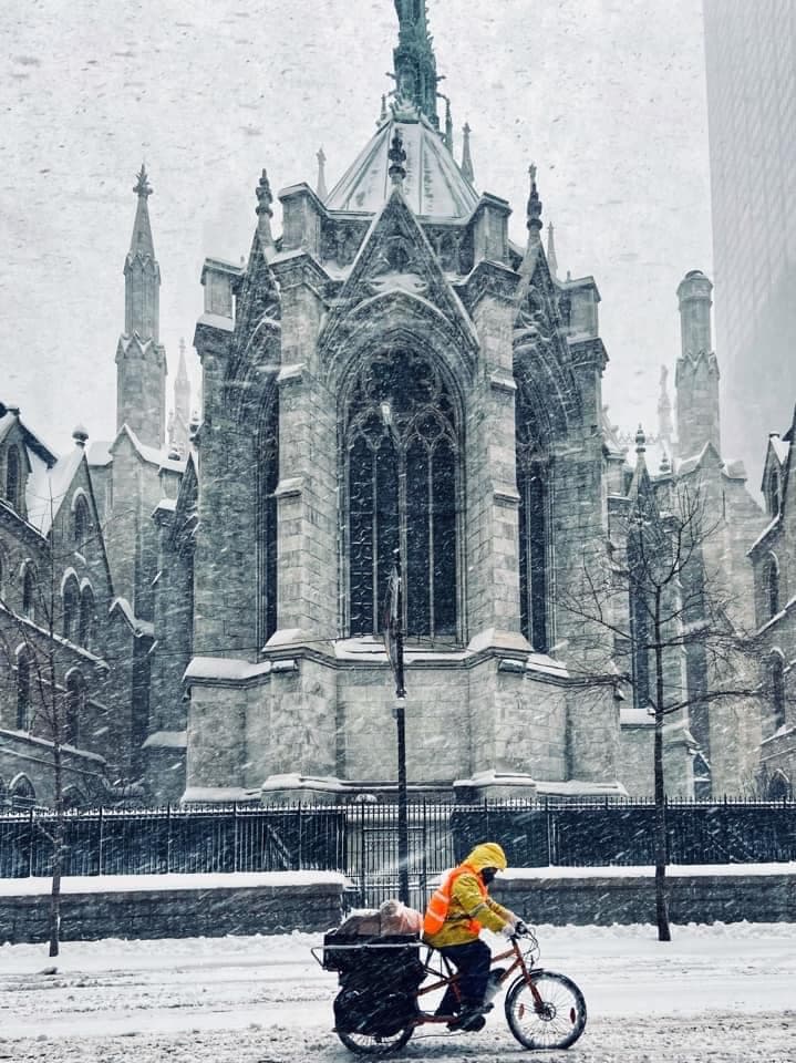 Las aplicaciones de entrega deberán pagar a los repartidores un sueldo semanal. No pueden cobrar una tarifa por procesar su pago y deben proporcionar a los repartidores una bolsa aislante de comida gratis después de 6 entregas.