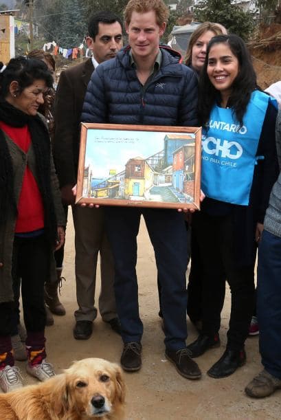 En su recorrido aprovechó para solidarizarse con los damnificados del incidente, quienes le hicieron un presente.