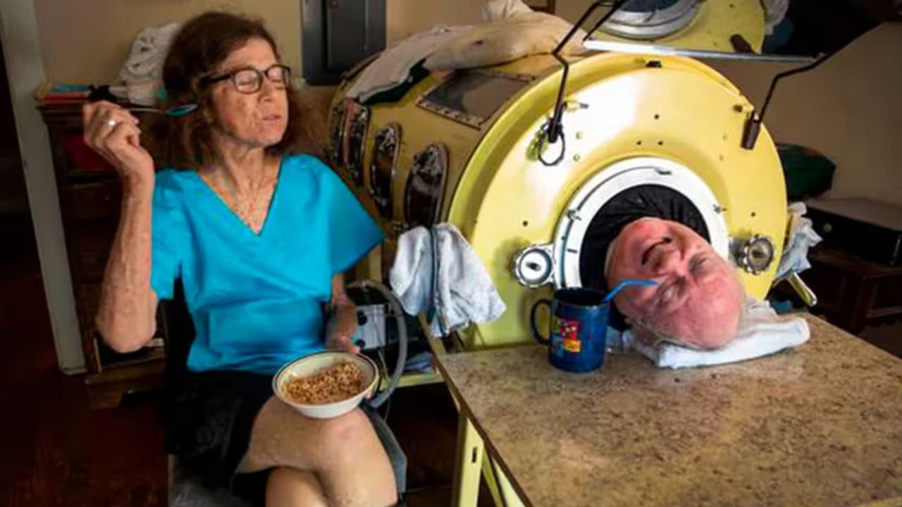 Paul Alexander comparte con una persona, quien come a su lado.