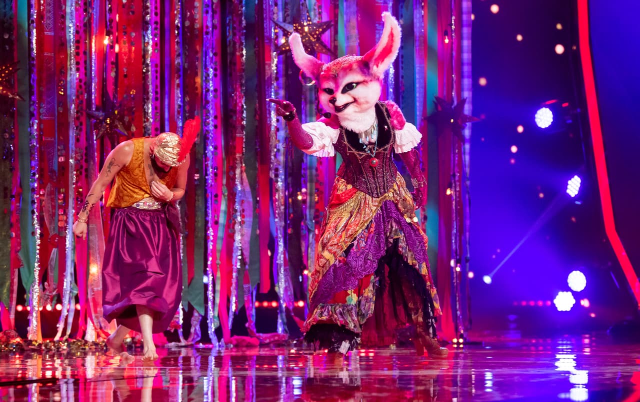 En el escenario cantó el tema ‘Como tu Mujer’ en género banda y los pronósticos de los 'investigadores' se inclinaron por Ana Brenda Contreras, Ariadne Díaz, Maite Perroni y Camila Sodi.