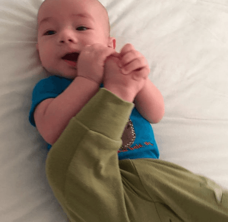 Yoga time: Liam en una divertida sesión de estiramientos. (Junio 15, 2018)