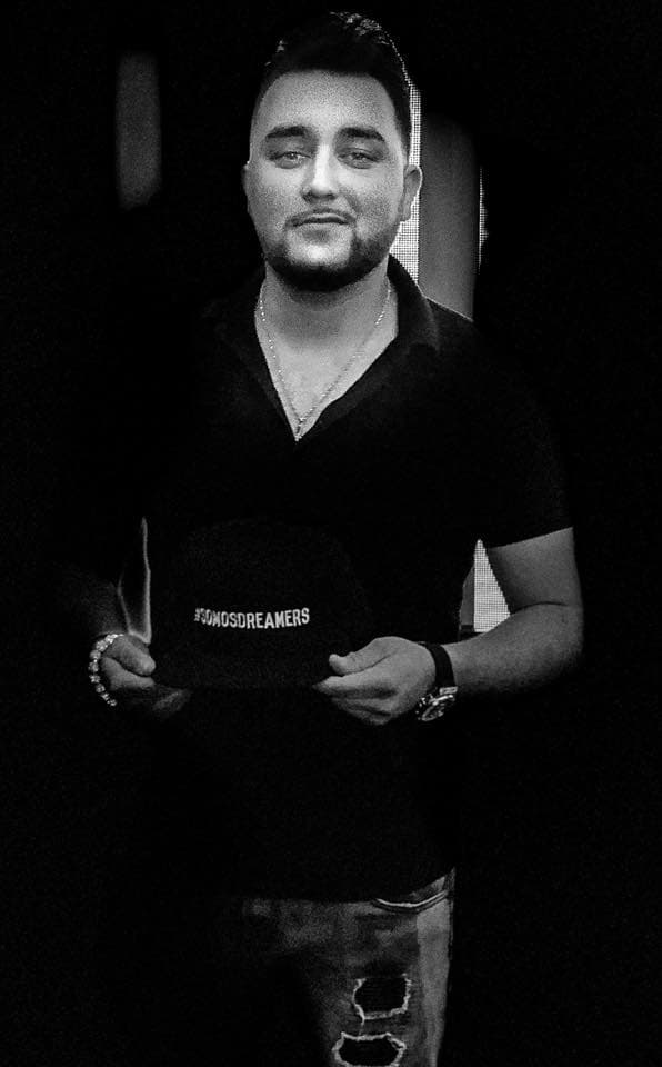 Kevin Ortiz posa con su gorra solidaria hacia los jóvenes estadounidenses.