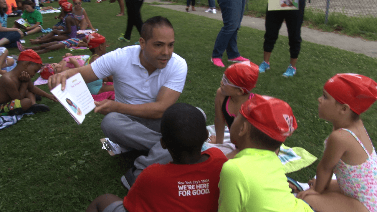 El locutor de La X tuvo la oportunidad de compartir con los niños en el Día de Lectura del campamento.