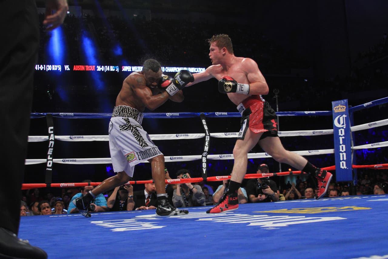 Prueba de ello, pese a la derrota, fue el combate ante Mayweather. ‘Canelo’ nunca se desesperó y siempre fue al frente buscando hacer su estrategia pese a que no lo consiguió.