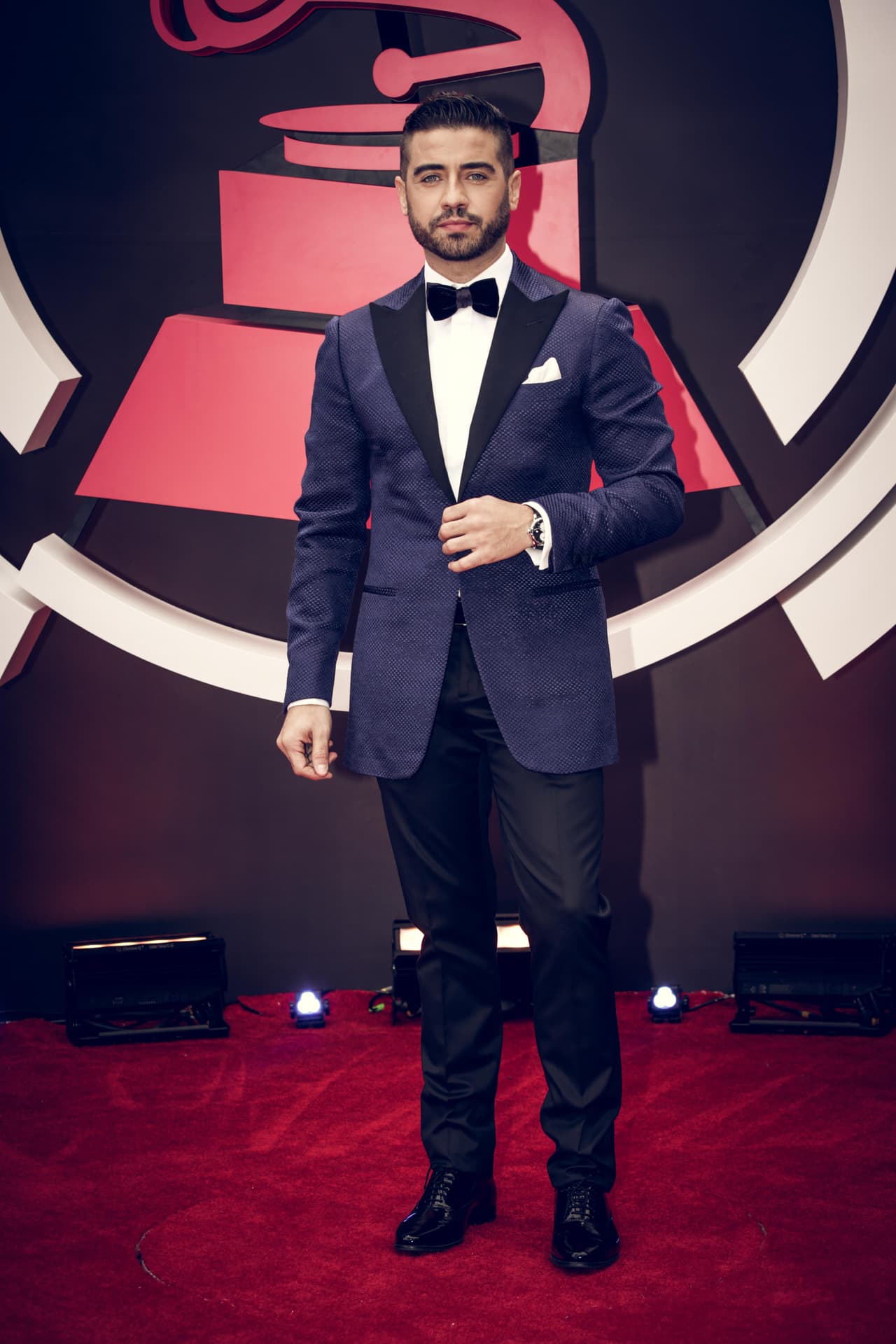 Borja Voces, corresponsal de redes sociales de Primer Impacto, eligió para esta noche un traje con pantalón negro y saco azul.