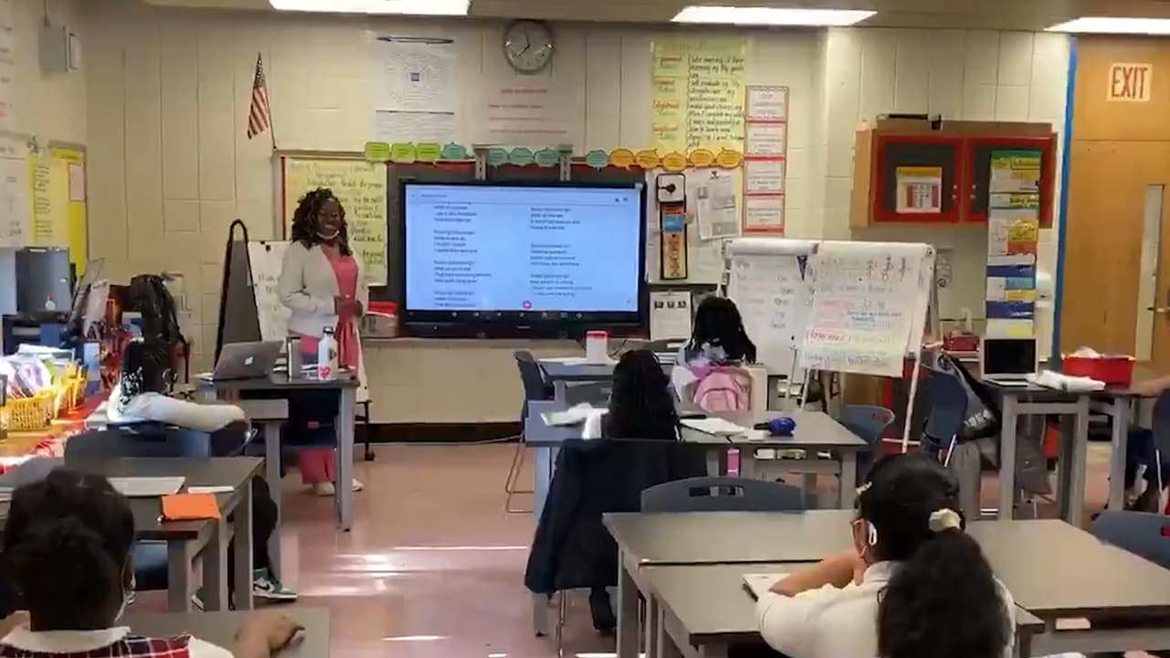 <a href="https://www.univision.com/noticias/veo-a-una-vicepresidenta-que-luce-como-yo-el-poema-de-estas-ninas-negras-a-kamala-harris-video"><u>En video</u></a>: "Veo a una vicepresidenta que luce como yo": el poema de estas niñas negras a Kamala Harris. Una escuela primaria en Brooklyn, Nueva York, dio sus felicitaciones a la nueva vicepresidenta electa de una forma muy especial. Recitaron el poema “Niña negra, niña negra” del poeta Leslé Honoré.