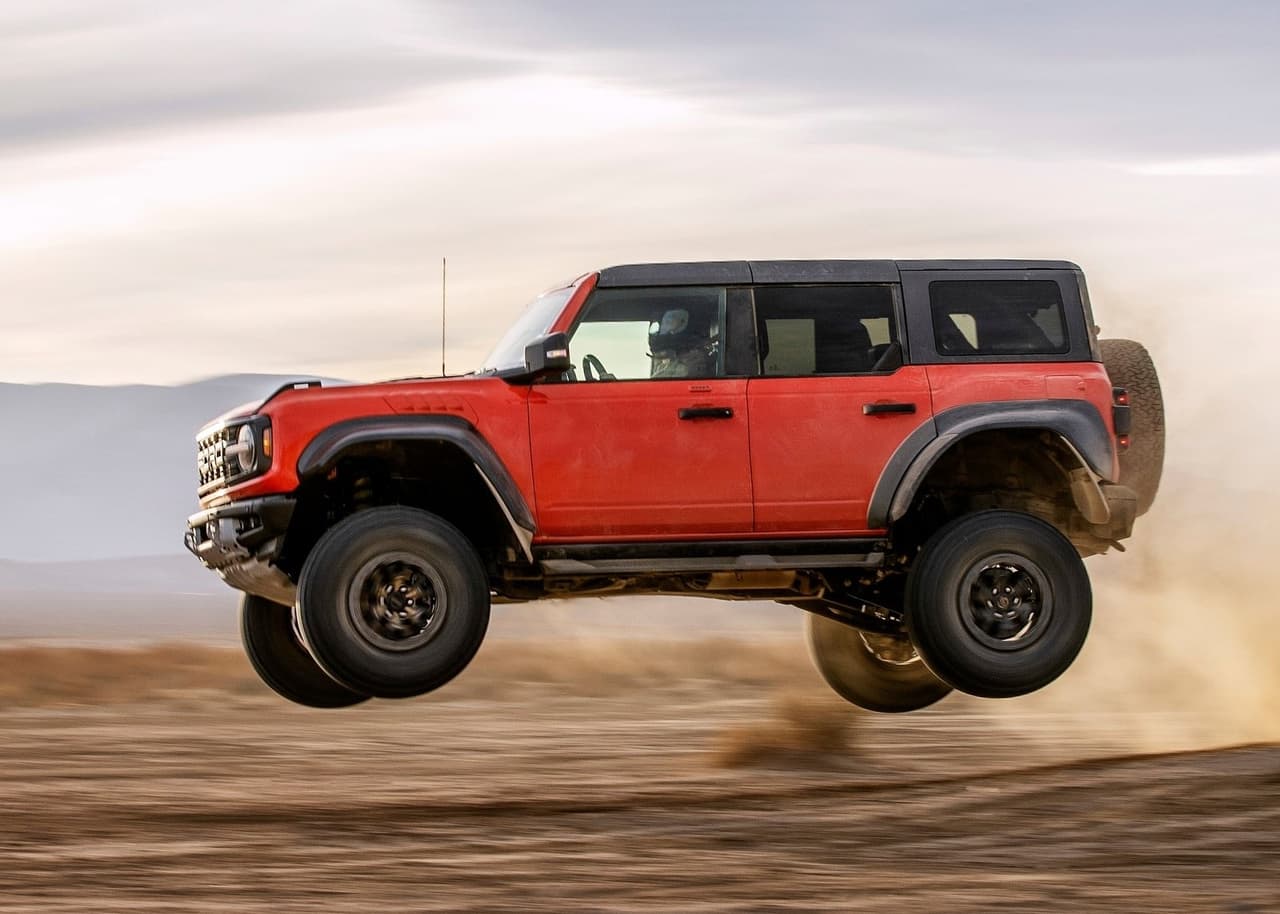 Ford recientemente presentó a la nueva integrante en su familia de SUVs: la Ford Bronco Raptor 2022.