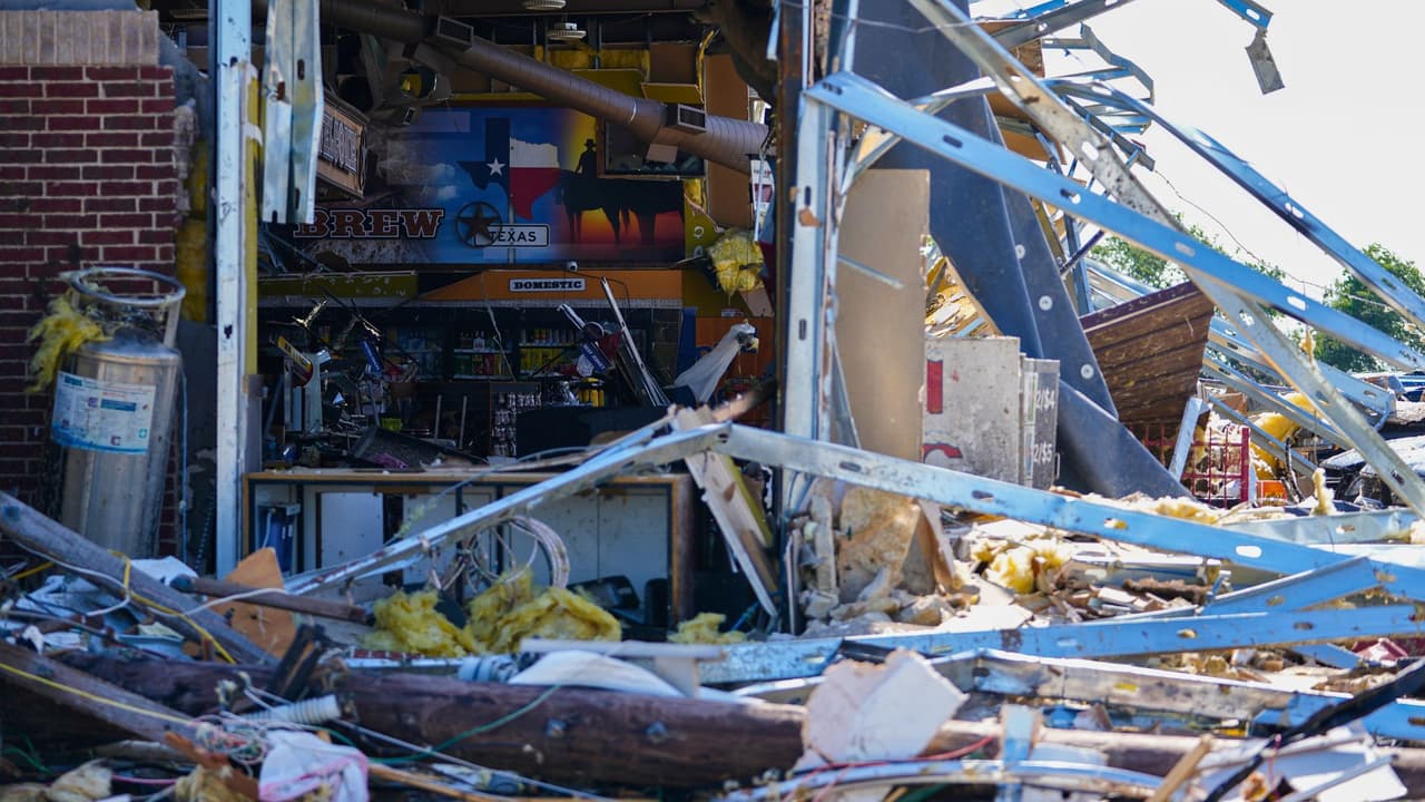 <b>Una de las familias afectadas por esta tragedia es la familia Esparza, de origen hispano</b>, quienes sufrieron la pérdida de una madre y dos de sus hijos. Una
<a href="https://www.gofundme.com/f/support-for-esparza-familys-funeral-costs?utm_campaign=fp_sharesheet&utm_medium=customer&utm_source=copy_link" target="_blank">cuenta de GoFundMe</a> reveló la angustia de la familia Esparza y solicitó ayuda
<b>para cubrir los gastos funerarios de Miranda, Marco y su madre, Laura</b>.