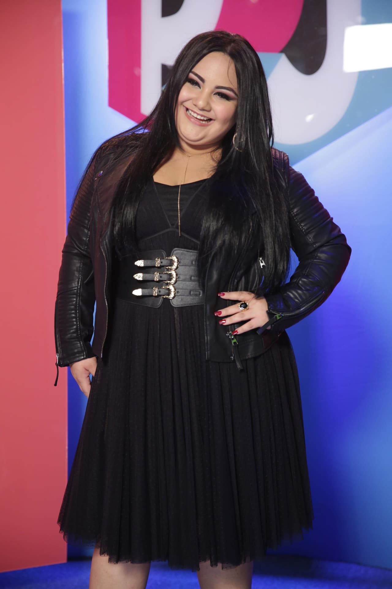 La Reina de la Canción vistió toda de negro.