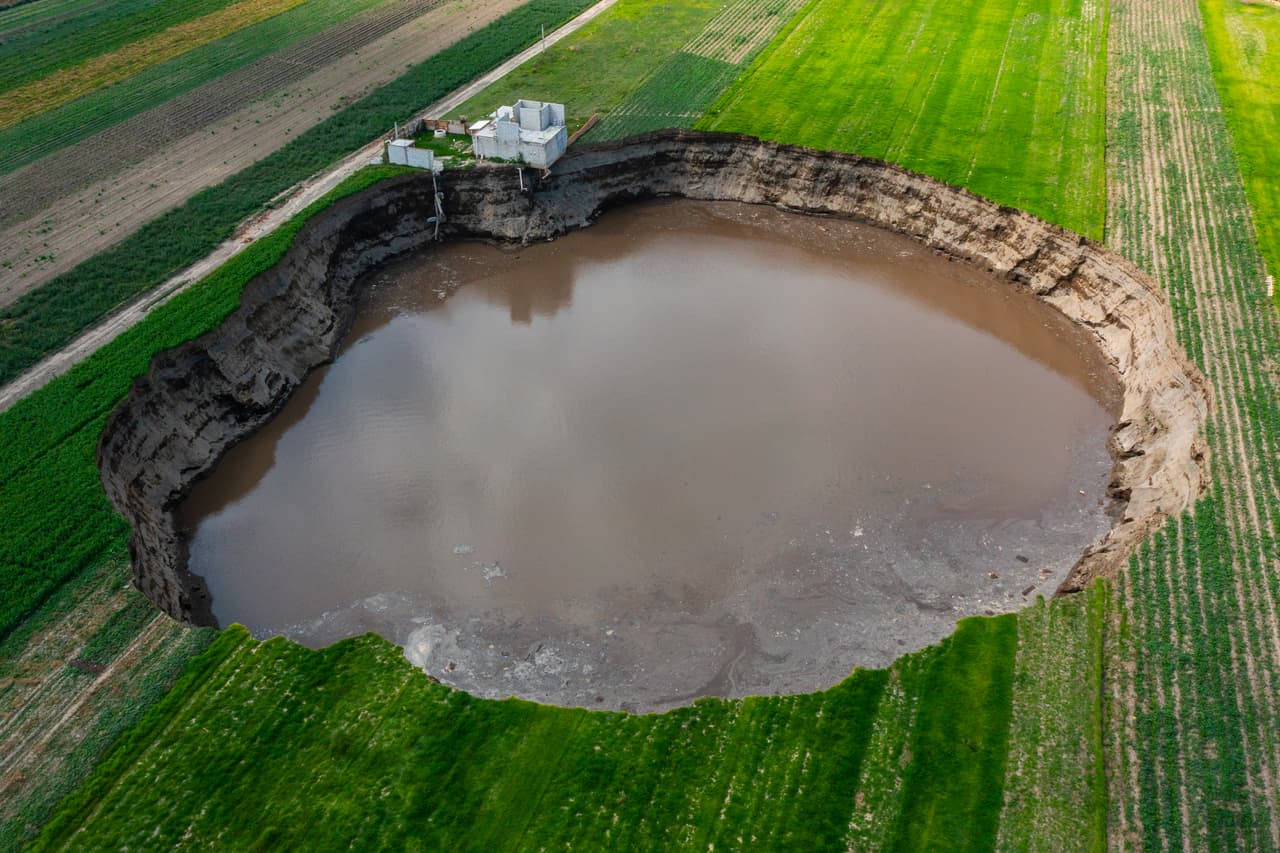 <a href="https://www.eluniversal.com.mx/estados/socavon-puebla-autoridades-analizan-rescate-seguro-de-perros-atrapados" target="_blank">Vista aérea del socavón</a>, al que las autoridades han advertido que no es seguro acercarse. “No es un atractivo turístico ni un sitio para visitar con tu familia”, advirtió este miércoles Protección Civil del estado de Puebla.