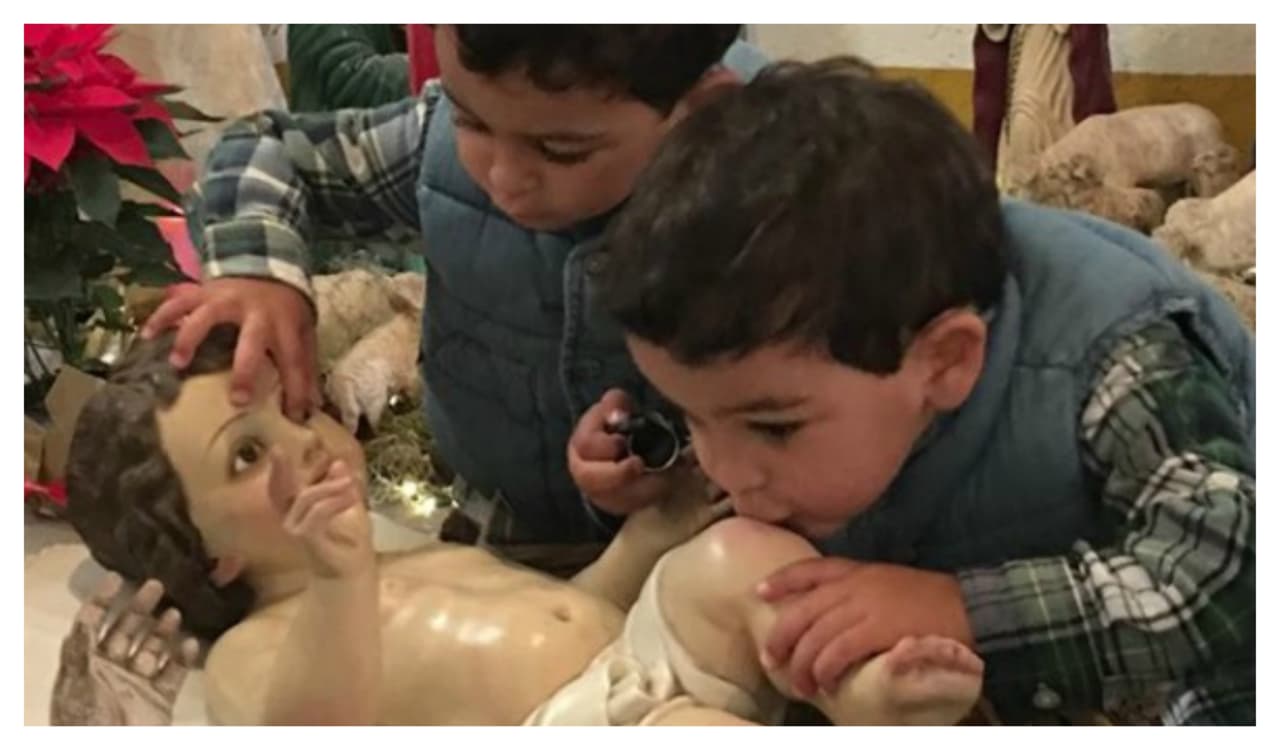 Celebrando a sus gemelos Bibi Gaytán se llevó un tierno pastelazo