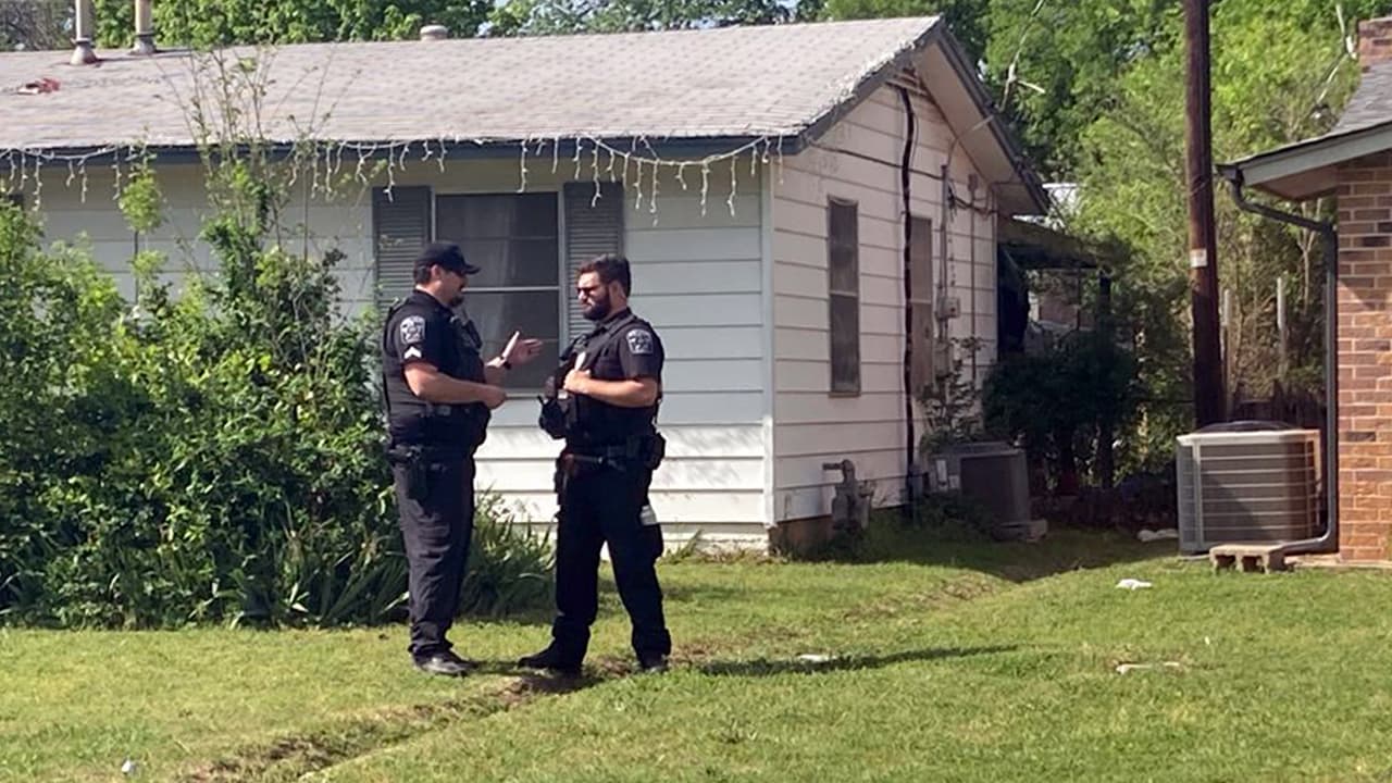 <b>¿Una placa de concreto es la principal pista?</b> Según Craig Spencer, jefe del Departamento de Policía de Everman, la familia de Noel 
<a href="https://www.univision.com/local/dallas-kuvn/noel-rodriguez-cindy-rodriguez-desaparecido-everman-texas-turquia" target="_blank">construyó una placa de concreto afuera de su casa </a>en la cuadra 3700 de la calle Wisteria. El dueño de la casa indica que 
<b>la madre del pequeño dijo que tenían la intención de construir unos cuartos adicionales</b> para los hermanos de Noel.