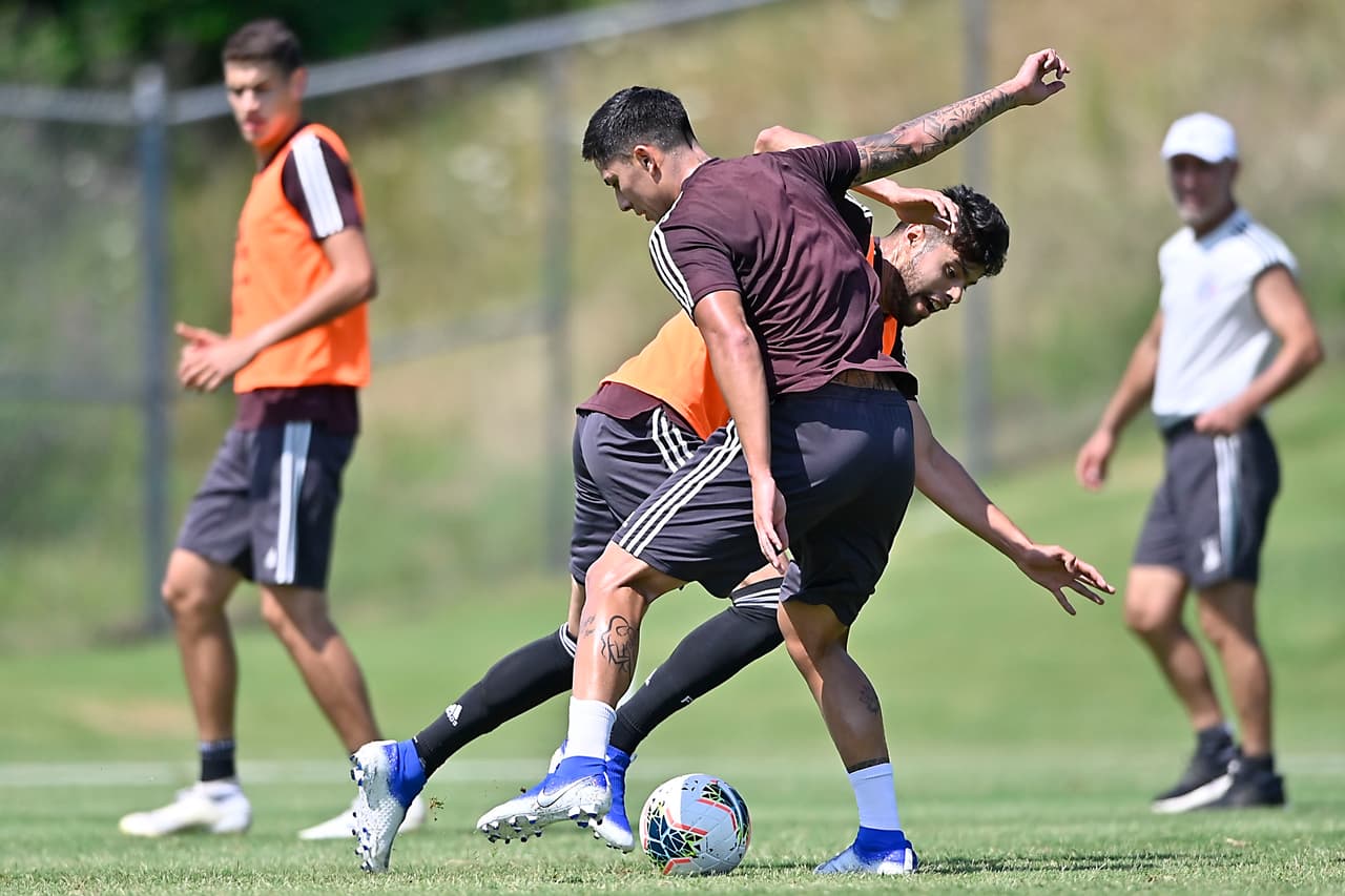 En uno de los campos de la Universidad de Carolina del Norte la selección mexicana de fútbol entrenó por última vez con miras a lo que será el duelo ante Martinica en el cierre del Grupo A. Héctor Moreno y Rodolfo Pizarro se reitegraron al grupo que dirige el 'Tata' Martino. Fernando Navarro, Jonathan Orozco, Luis Montes y Pizarro serían titulares en el Bank of America Stadium de Charlotte.
