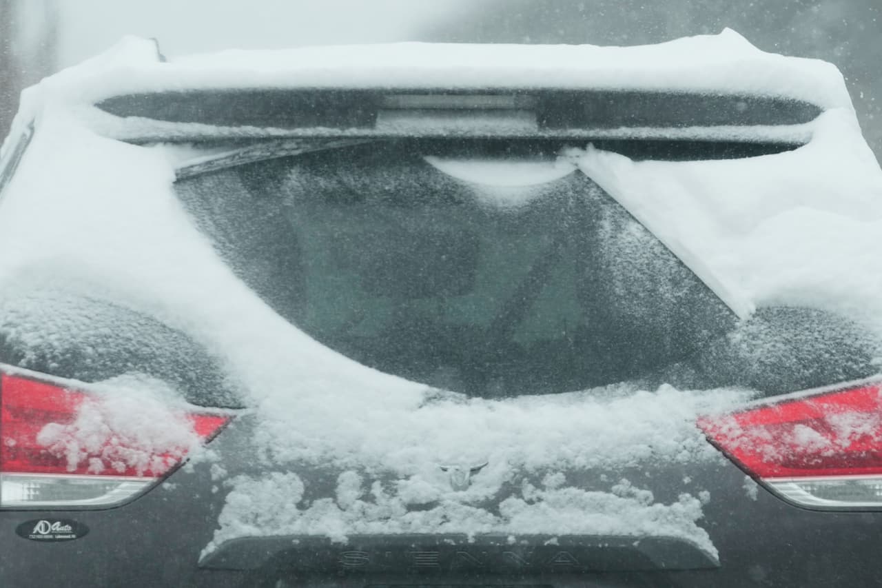 Además, se mantienen otros dos avisos por tormenta invernal en el noroeste de Indiana. Uno de ellos afecta al 
<b>Condado de Porter</b>, cuyo aviso expira a la medianoche de hoy, mientras que el aviso para el 
<b>Condado de LaPorte </b>continuará vigente hasta las 9:00 am del lunes.