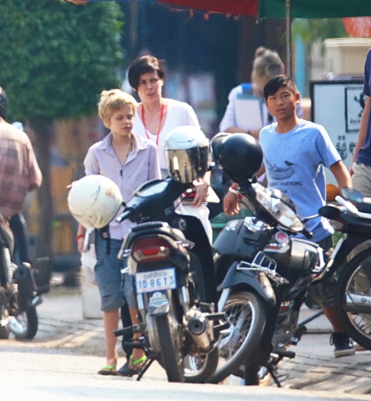Shiloh y Pax están de paseo por Camboya.