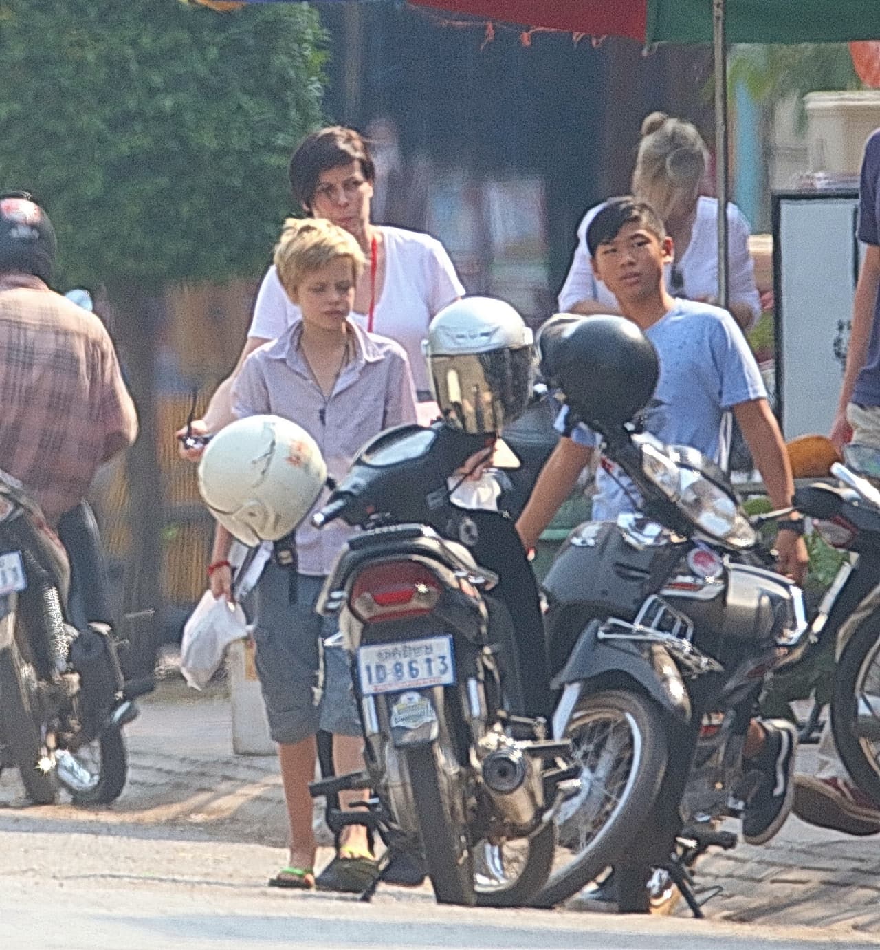 Los hijos de Brad y Angelina de paseo por Camboya.
