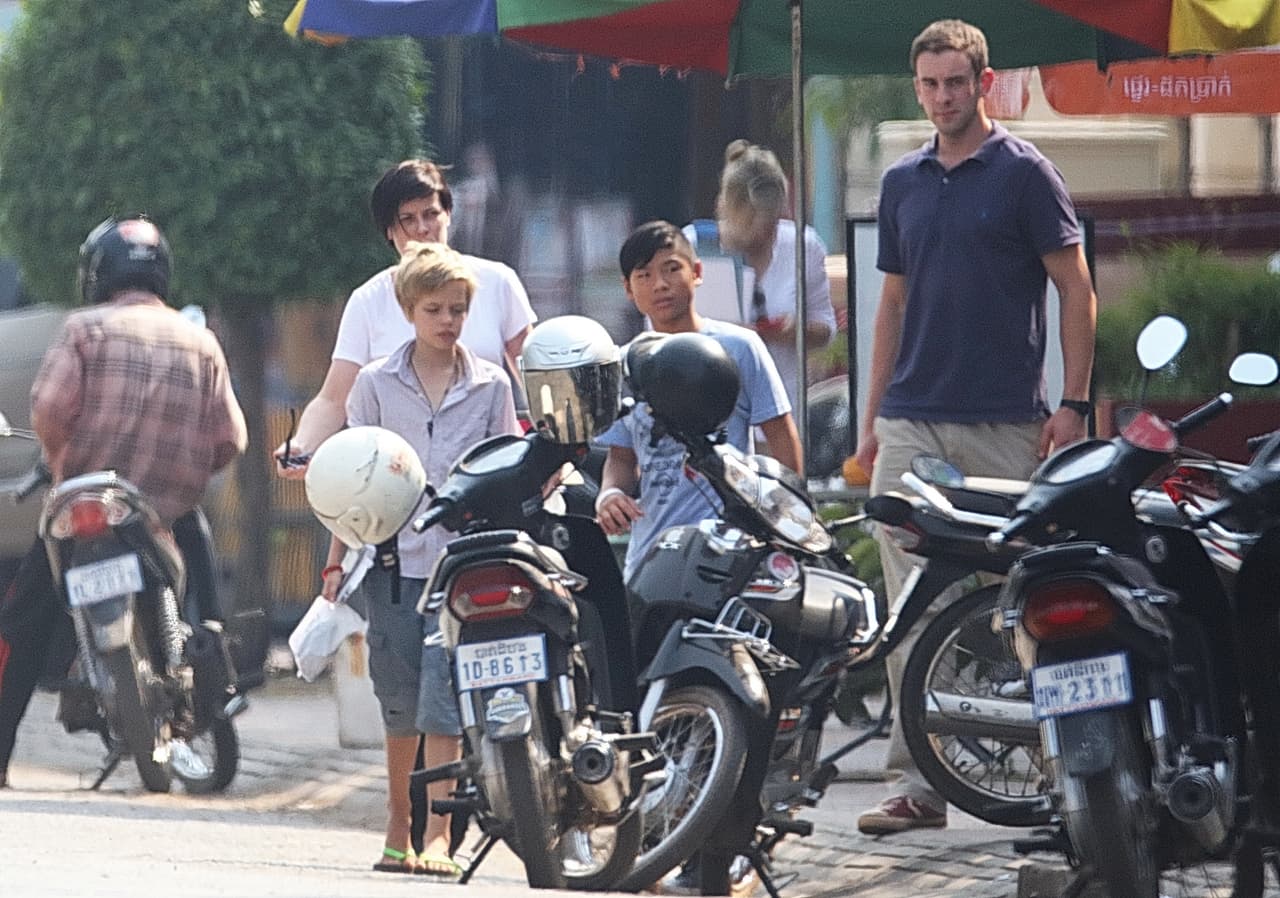 Pax caminó tranquilamente, a pesar de su accidente.