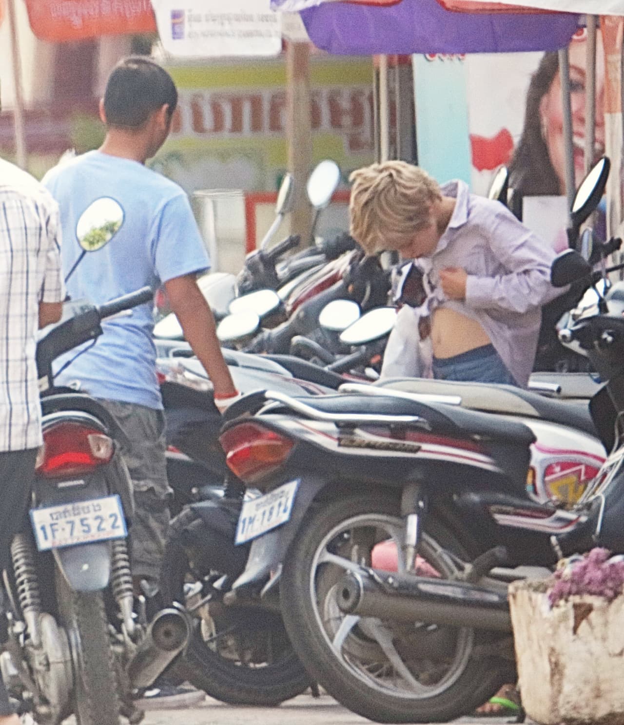 Después de comer, se levantó la blusa para ver su pancita.