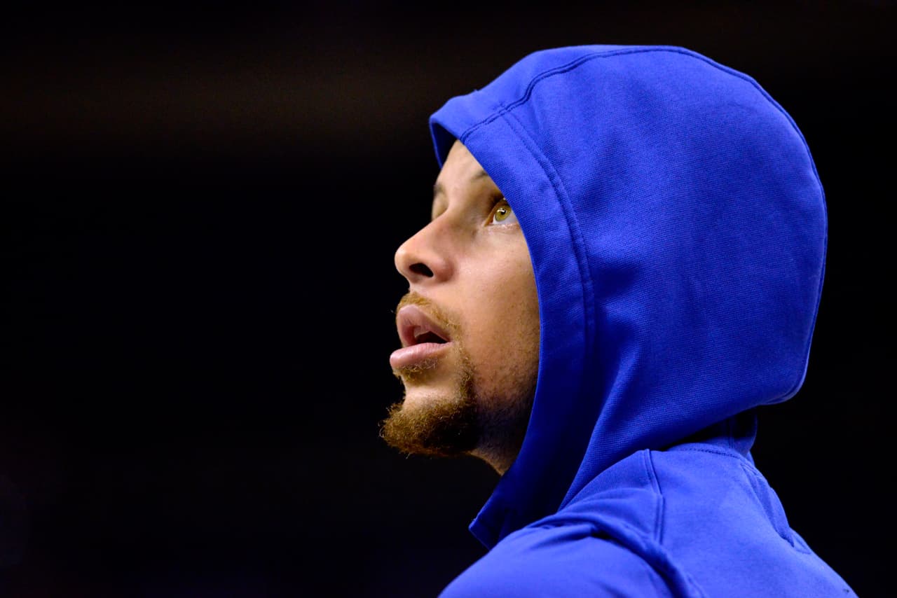 Stephen Curry consuela a chico que perdió a su papá en accidente automovilístico