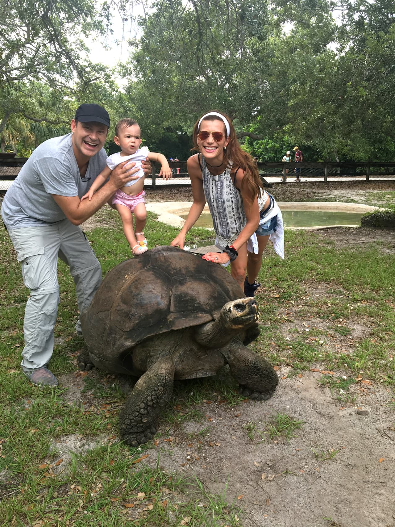 Sus pais pensaban que iba a llora cuando la pusieron encima de su enorme amiga, pero Michelle se portó muy bien.