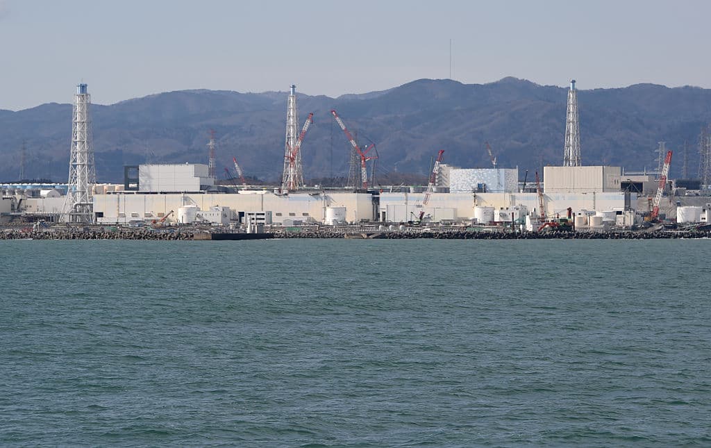 Este martes el gobierno japonés anunció que a partir de 2023 comenzaría a verter al océano el agua contaminada de la planta nuclear de Fukushima, accidentada por el 
<a href="https://www.univision.com/noticias/fenomenos-naturales/las-areas-afectadas-por-el-tsunami-de-japon-10-anos-despues-galeria-de-fotos-interactivas">terremoto y tsunami que castigó duramente al país en 2011</a>.