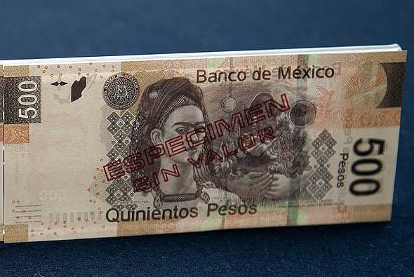 En el reverso, el autorretrato de Kahlo y una reproducción de la obra "Autorretrato del Universo".