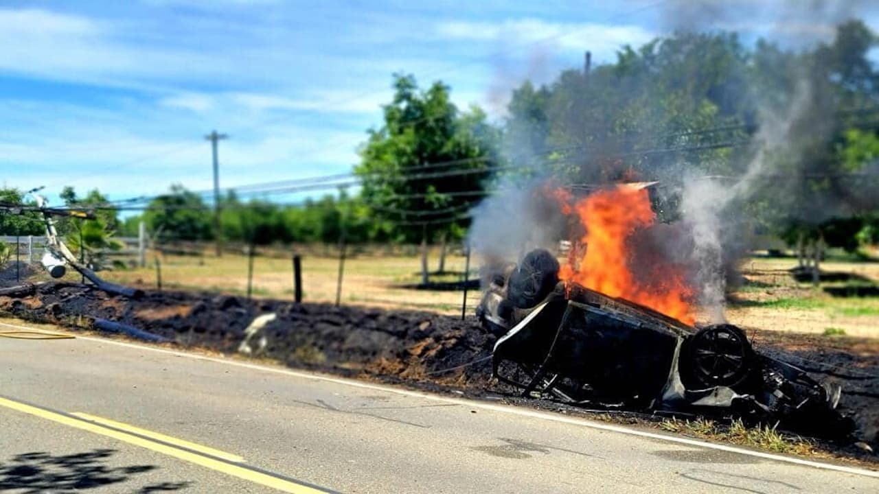 Vehículo pierde el control, vuelca y termina en llamas en Placer;  hay una persona lesionada