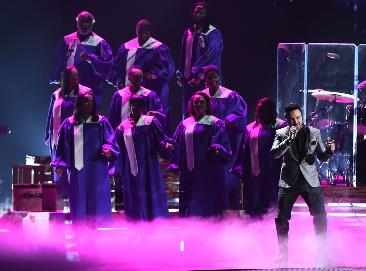 Luis Fonsi se encargó de sorprender en esta ocasión, acompañándose de un coro gospel durante su interpretación de 'Aquí estoy yo' e 'Imposible'.