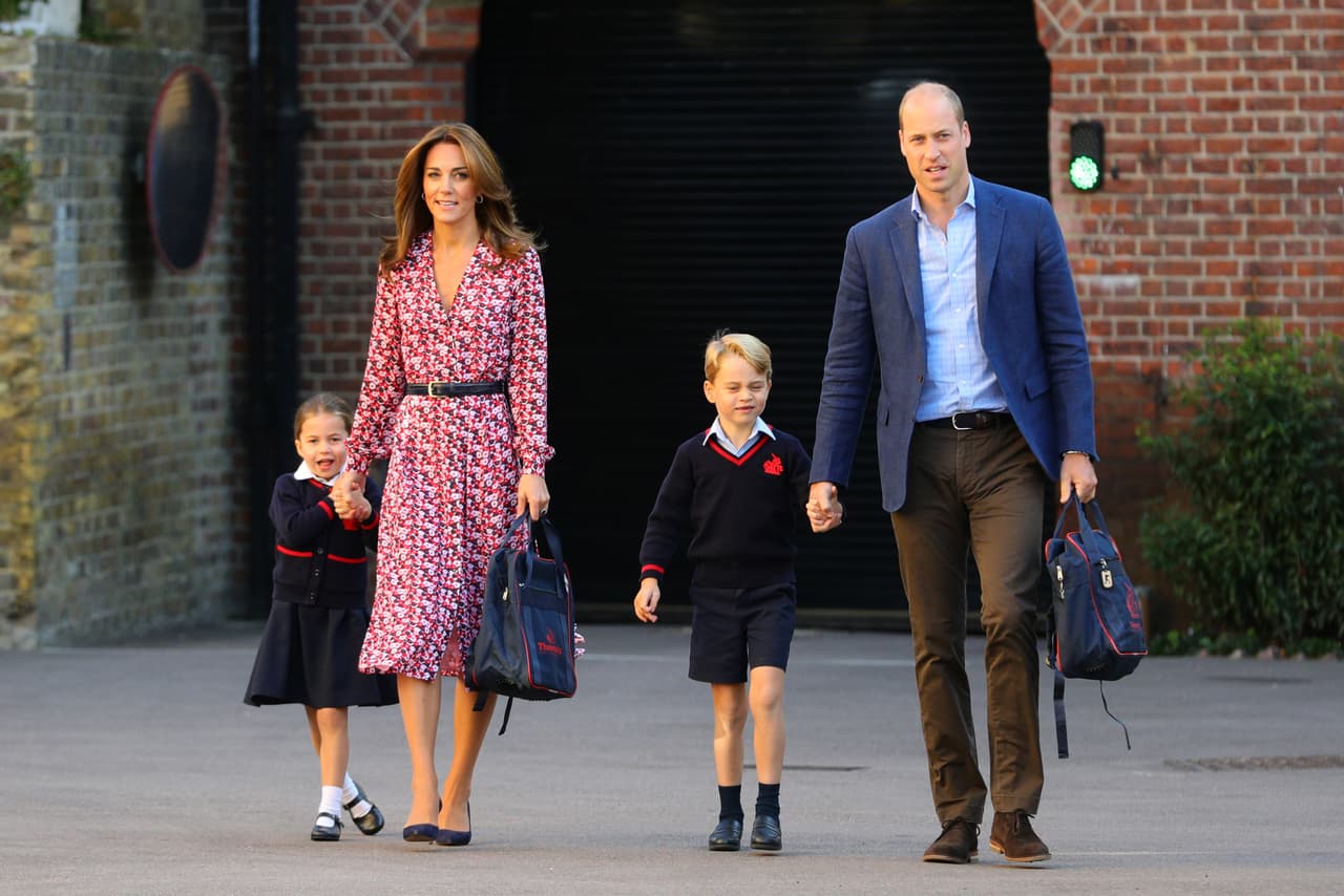 De acuerdo con un reporte de 
<b><a href="https://www.vanityfair.com/style/2019/04/inside-prince-georges-surprisingly-normal-kindergarten-life" target="_blank">Vanity Fair</a></b>, fechado en abril pasado, los duques de Cambridge 
<b><a href="https://www.univision.com/famosos/300-bailarines-salieron-en-defensa-de-principe-george-tras-comentario-de-lara-spencer-sobre-su-gusto-por-el-ballet-video" target="_blank">y su hijo George</a></b> suelen tener una rutina muy normal en el colegio Thomas's Battersea.